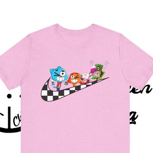 Camiseta con diseño Swoosh y personajes de dibujos animados clásicos: una divertida fusión de estilo atlético audaz y animación nostálgica, perfecta para una divertida