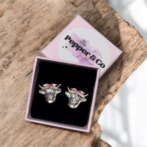 Grote warme zilveren en roségouden highland cow-stekers in doos