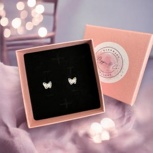 Brincos mini borboleta de prata 925 com pedras preciosas em caixa