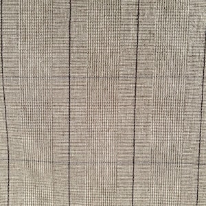 K&ouml;nnte beinhalten: Nahaufnahme eines strukturierten Stoffes mit einem Karomuster. Der Stoff ist haupts&auml;chlich hellbraun oder beige, mit einem Gitter aus d&uuml;nnen, dunkelbraunen Linien, die das Karomuster bilden. Das Gewebe scheint eng und der Stoff hat einen subtilen Glanz.