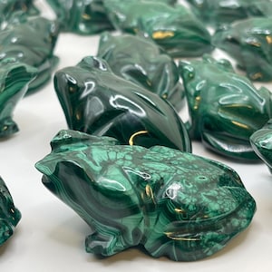 Malachite frog hand made in Congo. Natural malachite Crystal carving. Pretty and gorgeous contrasting dark green makes it all special.