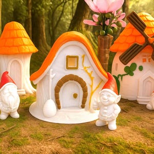 Puede incluir: Una escena caprichosa con casas blancas en miniatura con tejados naranjas y molinos de viento decorativos. Varias pequeñas figuras de gnomos blancos con sombreros rojos y verdes están dispuestas alrededor de las casas.