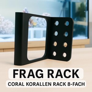 Può includere: Un rack di frammentazione nero con otto fori per la propagazione dei coralli. Il rack è in metallo e ha una forma rettangolare. Il testo "FRAG RACK CORAL KORALLEN RACK 8-FACH" è stampato sul fondo del rack.