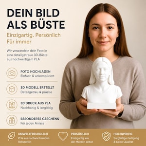 Könnte beinhalten: Eine Person hält eine weiße Büste auf einem weißen rechteckigen Sockel. Das Bild enthält deutschen Text: "DEIN BILD ALS BÜSTE" und "BESONDERES GESCHENK".