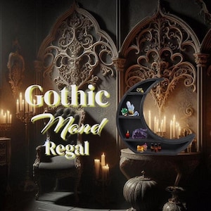 Op de afbeelding: Een zwart, halvemaanvormig rek, gevuld met kristallen, kaarsen en kleine flesjes, is het middelpunt van deze afbeelding. De woorden "Gothic Mond Regal" worden weergegeven in een gestileerd lettertype. De achtergrond toont sierlijke architectonische details en brandende kaarsen.