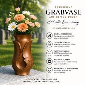Könnte beinhalten: Eine bronzefarbene 3D-gedruckte Grabvase mit geschwungenem, blütenblattartigem Design. Die Vase ist mit einem Strauß aus weißen und pfirsichfarbenen Blumen gefüllt. Der Text auf der rechten Seite listet Merkmale wie 3D-Druckqualität und Wetterfestigkeit auf.