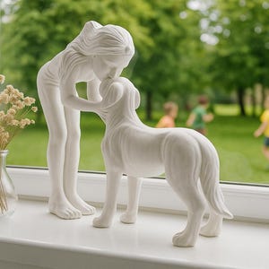 Könnte beinhalten: Eine weiße Keramikskulptur eines Mädchens, das einen Hund küsst, auf einer Fensterbank mit einer Vase mit getrockneten Blumen. Der Hintergrund zeigt einen grünen Park mit spielenden Kindern. Ein herzerwärmendes Dekorationsstück.