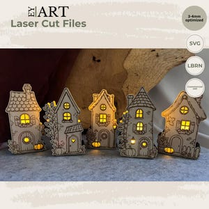 Può includere: Cinque sagome di case in legno chiaro con dettagli incisi al laser, tra cui finestre, porte e zucche. Ogni casa presenta un'illuminazione interna giallo caldo. Il testo include EY ART, Laser Cut Files, 3-4mm optimized, SVG, LBRN e Commercial use.
