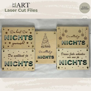 Pode incluir: Cinco placas retangulares de madeira clara com textos e desenhos cortados a laser. As placas apresentam frases em alemão, incluindo Du hast Dir NICHTS gewünscht, Du wolltest ja NICHTS e Dieses Jahr schenken wir uns ja NICHTS, com motivos de estrelas e árvores.