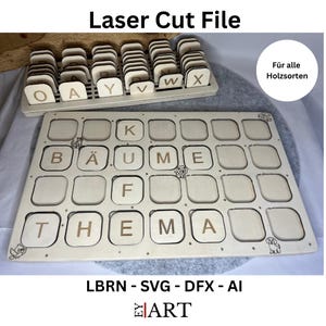 Könnte beinhalten: Eine Holz-Laserdatei mit einem Tablett mit Buchstabenfliesen und einer größeren Tafel mit Buchstabenausschnitten. Der Text "Laser Cut File" steht oben. Auf der Tafel sind die Wörter "BÄUME" und "THEMA" ausgeschnitten. Das Bild enthält auch den Text "LBRN - SVG - DFX - AI" und "EY ART".