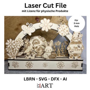 Puede incluir: Decoración de Pascua de madera cortada con láser con un conejito, un gnomo, flores y una mariquita. El diseño incluye el texto "Frohe OSTERN" y es adecuado para madera de 3 mm. Los formatos de archivo son LBRN, SVG, DFX y AI.