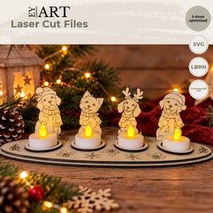 Puede incluir: Un portavelas de Adviento de madera cortada con láser que presenta cuatro figuras de perros, cada una sosteniendo un número para la cuenta regresiva de Navidad. La base ovalada tiene grabados de copos de nieve y acebo para cuatro velas.