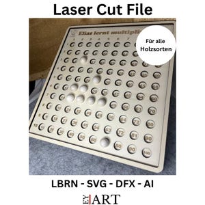 Könnte beinhalten: Eine hölzerne Multiplikationstafel mit Zahlen und weißen Kugeln. Auf der Tafel steht oben "Laser Cut File" und "Elias lernt multipli". Auf der Tafel steht auch der Text "Für alle Holzsorten".