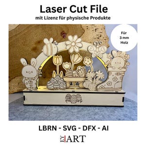 Puede incluir: Decoración de Pascua de madera cortada con láser con un conejito, flores y huevos. El diseño incluye el texto "Laser Cut File" y "Für 3 mm Holz". La base es rectangular y el diseño general es marrón claro.
