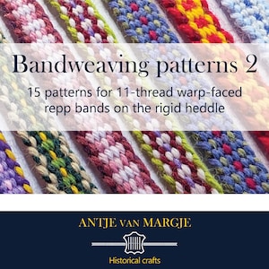 Op de afbeelding: Boekomslag met de titel "Bandweaving patterns 2" met kleurrijke geweven banden. De tekst beschrijft 15 patronen voor 11-draads kettingripsbanden op het starre weefgetouw. Auteur: Antje Van Margje, met "Historical crafts" eronder.
