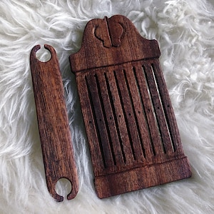 Handgemaakte mahoniehouten rigid heddle / bandweefgetouw met schietspoel voor het weven van smalle banden