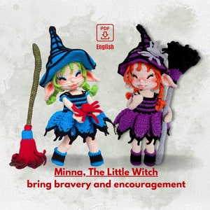 Peut inclure: Deux poupées de sorcière en crochet avec des cheveux verts et orange, portant des robes violette et bleue, tenant un balai et une araignée. Les poupées sont debout sur un fond blanc avec le texte "Minna, The Little Witch bring bravery and encouragement" en dessous.