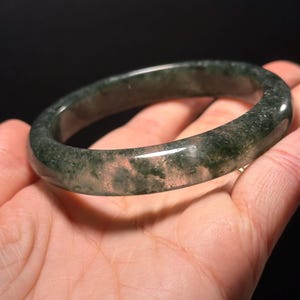 Verdant Echo Realm | Grönt kristalliserat mossagatarmband 57,3 mm
