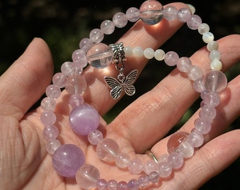 Serene Symphonie: Kunzit Armband mit Bergkristall-, Amethyst-, Rosenquarz- und Muschelperlen