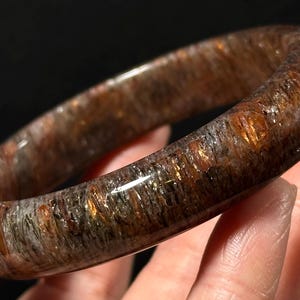 Pulsera de cuarzo rutilado negro y dorado con filamento oscuro - Diámetro interior: 58,3 mm