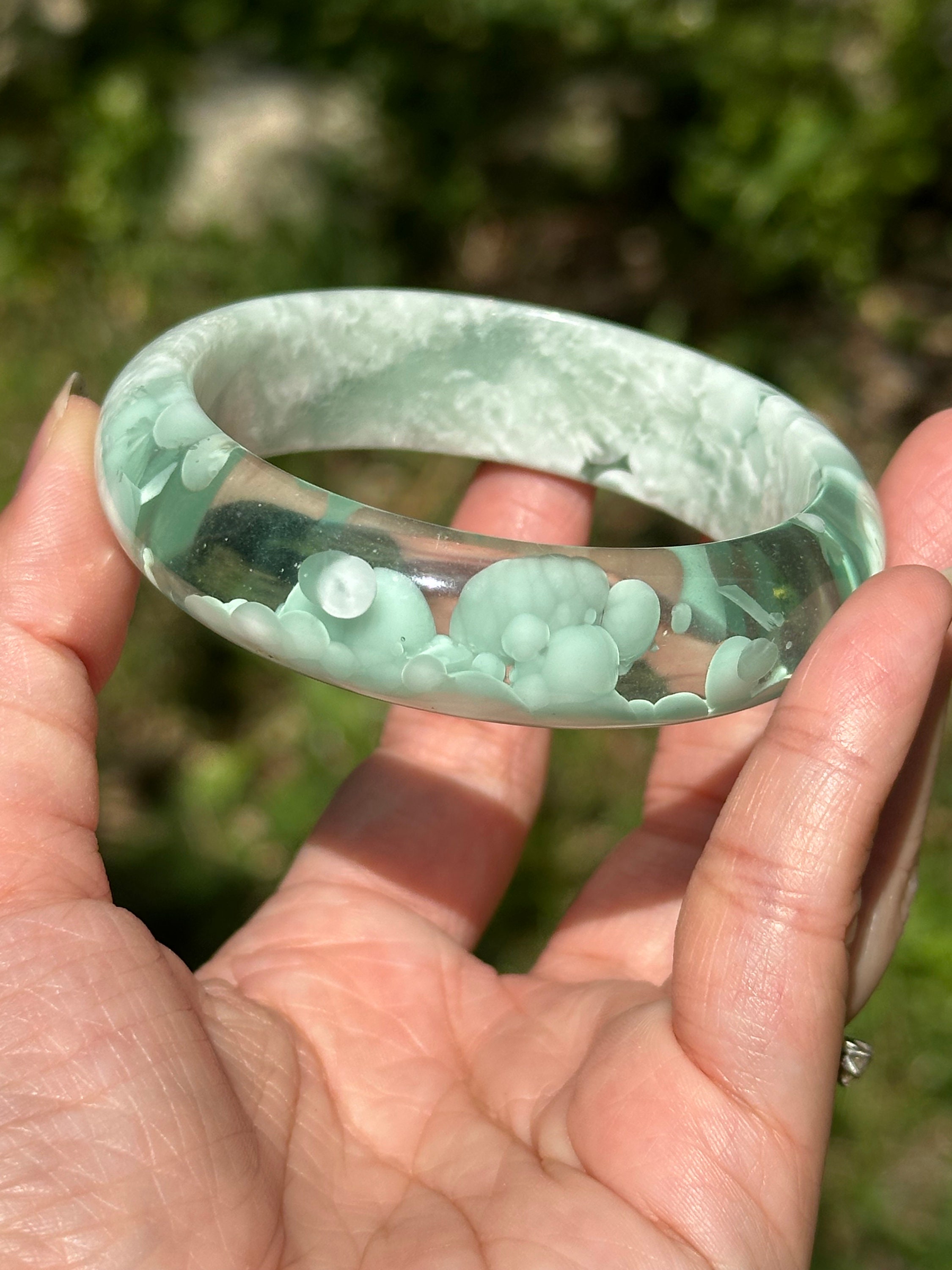 魅惑的なグリーンラリマーガラスバングルブレスレット：手作りの優雅さ