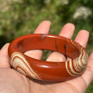 Crimson Timber: Röd jaspis med trämönster armband
