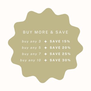 Puede incluir: Una pegatina en forma de estrella de color beige con el texto "BUY MORE & SAVE" y una lista de descuentos por la compra de varios art&iacute;culos. Los descuentos son: comprar 3, AHORRAR 15%; comprar 5, AHORRAR 20%; comprar 7, AHORRAR 25%; comprar 10, AHORRAR 30%.