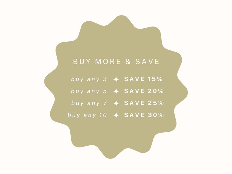 Puede incluir: Una pegatina en forma de estrella de color beige con el texto "BUY MORE & SAVE" y una lista de descuentos por la compra de varios art&iacute;culos. Los descuentos son: comprar 3, AHORRAR 15%; comprar 5, AHORRAR 20%; comprar 7, AHORRAR 25%; comprar 10, AHORRAR 30%.