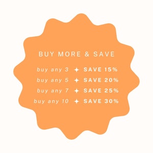 K&ouml;nnte beinhalten: Orangefarbener Aufkleber in Sternform mit dem Text "BUY MORE & SAVE" und einer Liste von Rabatten f&uuml;r den Kauf von 3, 5, 7 oder 10 Artikeln. Die Rabatte betragen 15 %, 20 %, 25 % und 30 %.