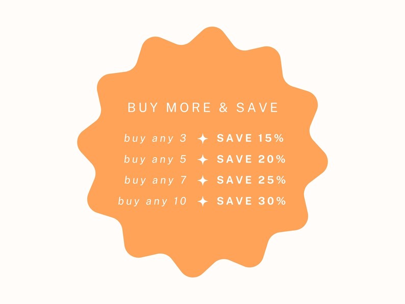 K&ouml;nnte beinhalten: Orangefarbener Aufkleber in Sternform mit dem Text "BUY MORE & SAVE" und einer Liste von Rabatten f&uuml;r den Kauf von 3, 5, 7 oder 10 Artikeln. Die Rabatte betragen 15 %, 20 %, 25 % und 30 %.