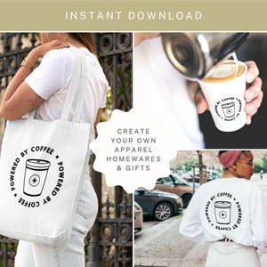 Puede incluir: Bolsa de tela blanca con un gr&aacute;fico en blanco y negro de una taza de caf&eacute; y el texto "Powered by Coffee" alrededor. La bolsa est&aacute; siendo sostenida por una persona que lleva una camiseta blanca.