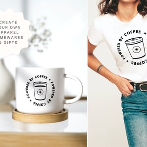 Puede incluir: Taza de cer&aacute;mica blanca con texto negro que dice "Powered by Coffee" y un gr&aacute;fico de una taza de caf&eacute;. La taza est&aacute; sobre un posavasos de madera.