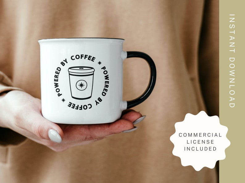 Puede incluir: Taza de cer&aacute;mica blanca con borde y asa negros. La taza tiene un gr&aacute;fico en blanco y negro de una taza de caf&eacute; con el texto "Powered by Coffee" alrededor.