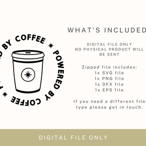 Puede incluir: Ilustraci&oacute;n en blanco y negro de una taza de caf&eacute; con el texto "Powered by Coffee" alrededor. El texto "What's Included?" est&aacute; en la parte superior de la imagen. El texto "Digital File Only" est&aacute; en la parte inferior de la imagen. El texto "Zipped file includes: 1x SVG file, 1x PNG file, 1x DFX file, 1x EPS file" est&aacute; en el medio de la imagen. El texto "If you need a different file type please get in touch." est&aacute; en la parte inferior de la imagen.