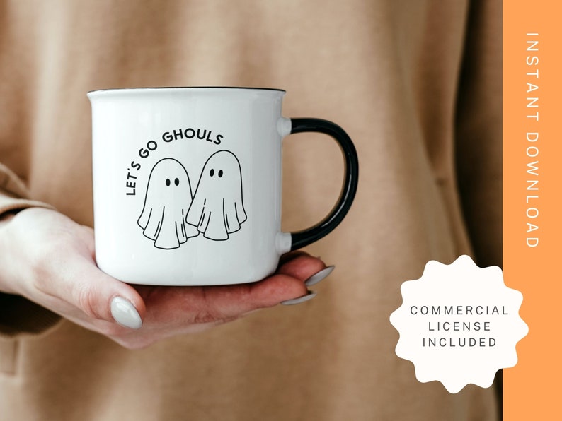 K&ouml;nnte beinhalten: Eine wei&szlig;e Keramiktasse mit schwarzem Henkel. Die Tasse hat einen schwarzen Umriss und den Text "Let's go ghouls" mit zwei Geisterillustrationen.