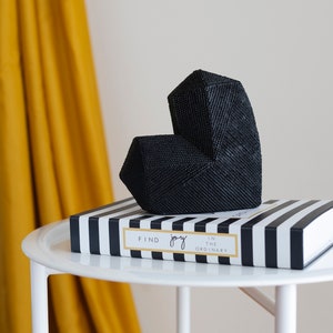 Statua geometrica in cemento del cuore nero, scultura per la casa e il soggiorno