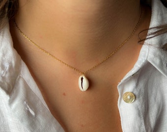 Collier Victoria // Chaine acier inoxydable Or et coquillage Cauri de Madagascar // fait main