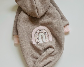 Baby Walk Overall beige meliert mit Regenbogen Applikation Wunschgröße
