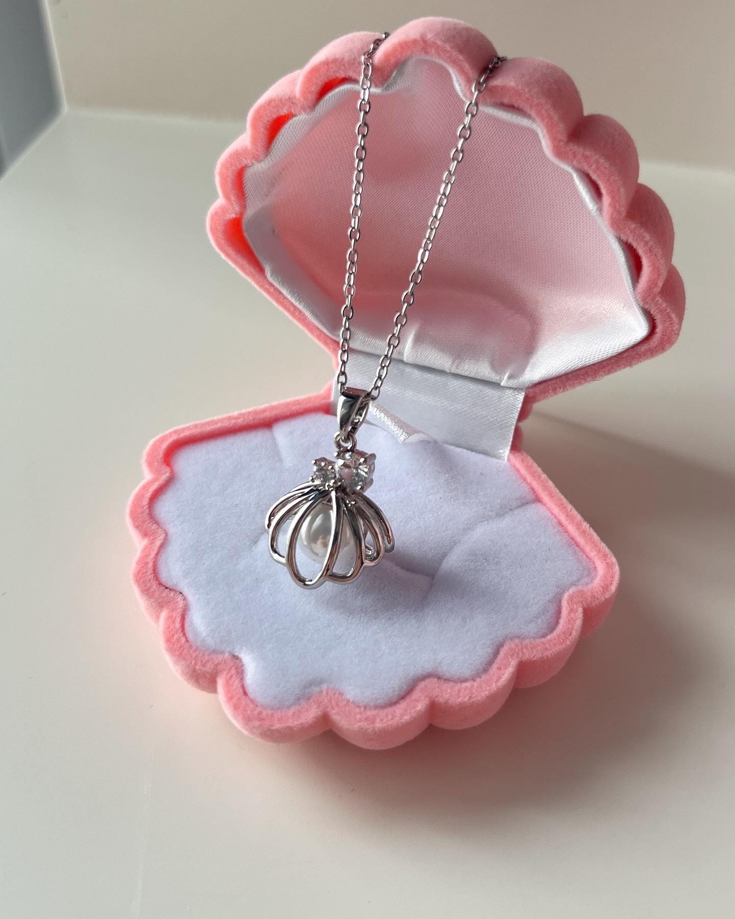 Collana con ciondolo in gabbia di perle d'argento - Design unico di gioielli con conchiglie - Italia