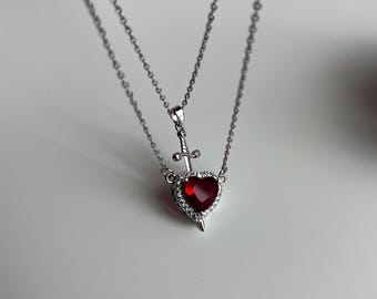 Colliers couple coeur rouge et épée : ensemble de pendentifs en acier inoxydable