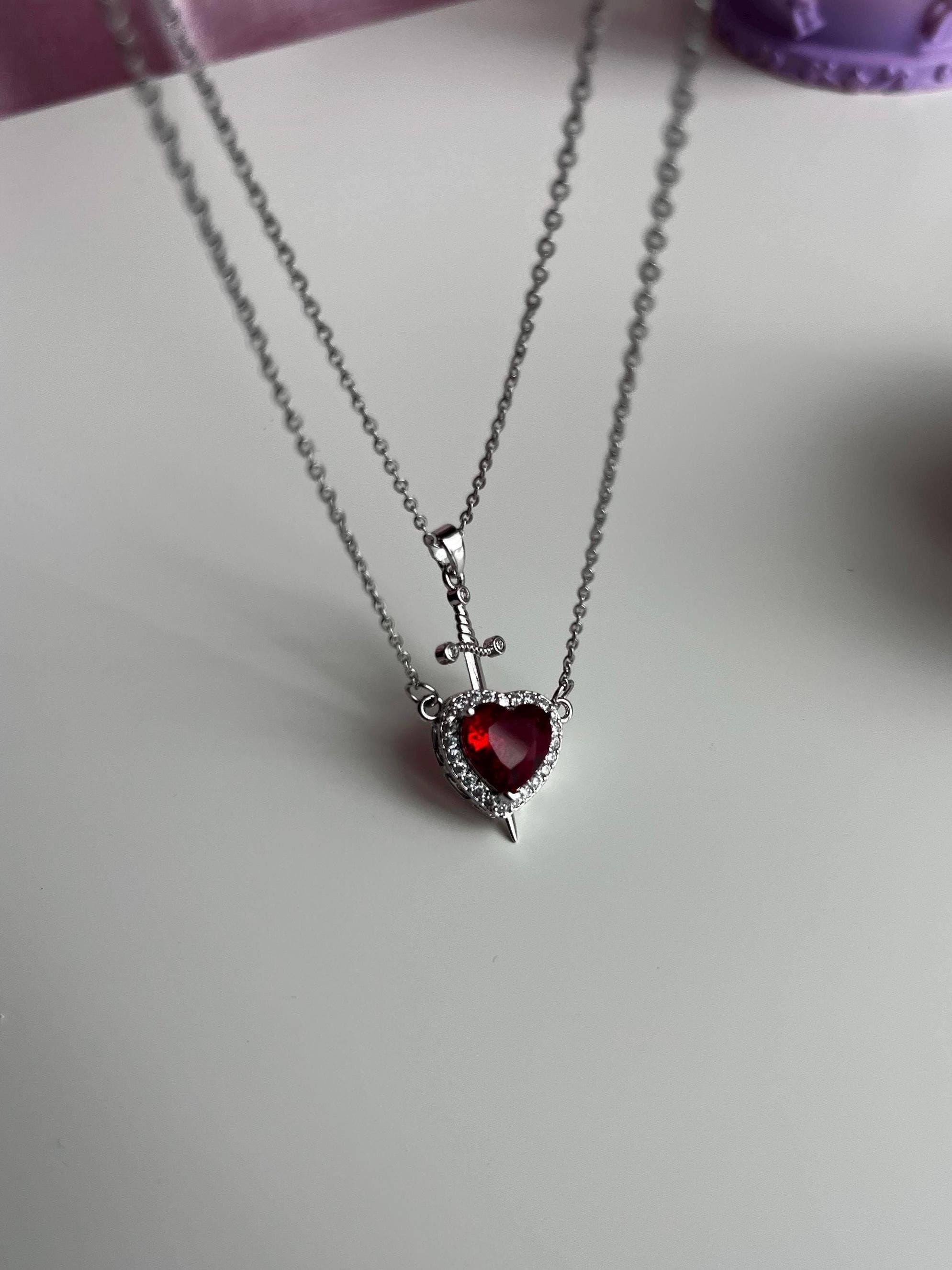 Collana Donna Con Pendente Cuore Rosso E Spada In Cristallo - Gioiello In Argento Per Occasioni Speciali