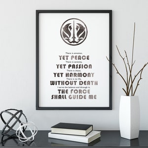 Peut inclure: Une impression encadrée en noir et blanc avec une citation de Star Wars. La citation dit : "There is emotion, YET PEACE. There is serenity, YET PASSION. There is chaos, YET HARMONY. There is no life, WITHOUT DEATH. I serve the balance and through it, THE FORCE SHALL GUIDE ME."