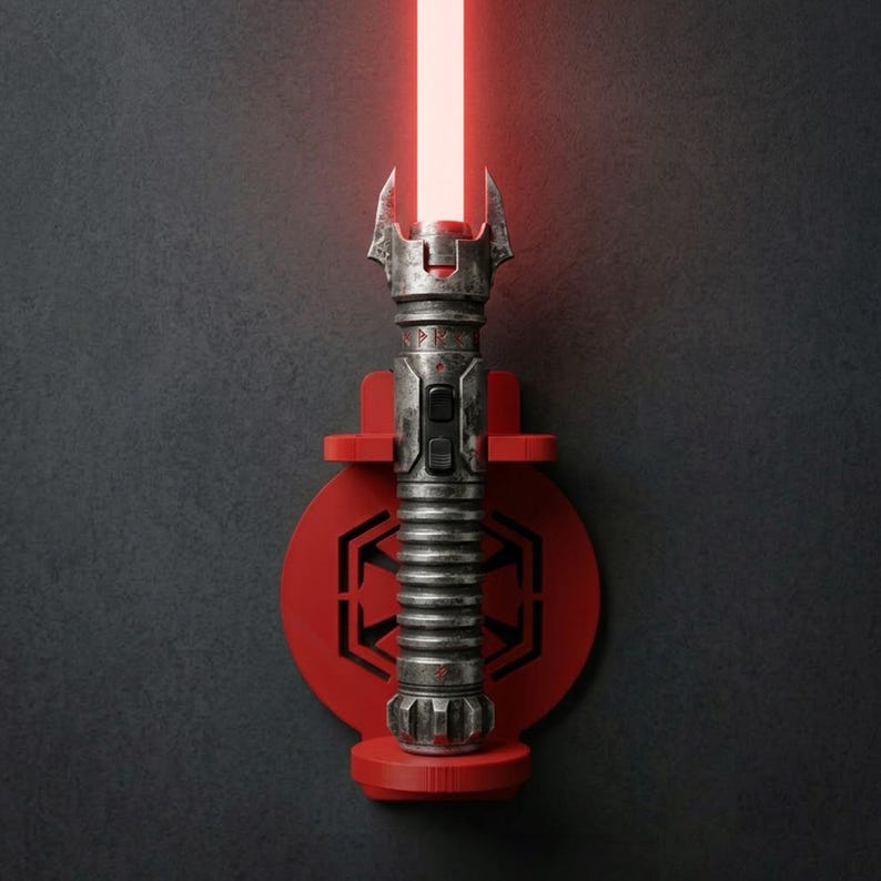 K&ouml;nnte beinhalten: Ein verwitterter metallischer Lichtschwertgriff mit leuchtend roter Klinge, der mit komplexen Gravuren und einem schwarzen Schalter versehen ist. Der Griff ist vertikal an einer runden roten Wandhalterung befestigt, die ein schwarzes geometrisches Emblem zeigt.
