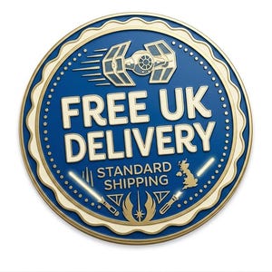 K&ouml;nnte beinhalten: Ein kreisf&ouml;rmiges blau-goldenes Abzeichen mit einer TIE-J&auml;ger-Grafik oben, dem Text FREE UK DELIVERY, dem Text STANDARD SHIPPING, einer Karte des Vereinigten K&ouml;nigreichs und zwei gekreuzten Lichtschwertern unten mit dem Jedi-Orden-Symbol.