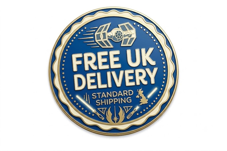 K&ouml;nnte beinhalten: Ein kreisf&ouml;rmiges blau-goldenes Abzeichen mit einer TIE-J&auml;ger-Grafik oben, dem Text FREE UK DELIVERY, dem Text STANDARD SHIPPING, einer Karte des Vereinigten K&ouml;nigreichs und zwei gekreuzten Lichtschwertern unten mit dem Jedi-Orden-Symbol.