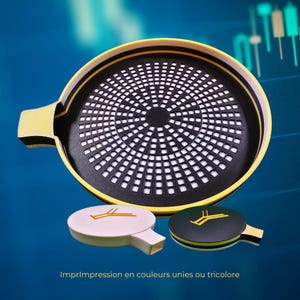 Peut inclure: Un moule circulaire noir et blanc avec un bord jaune et une poignée. Le moule a une grille et est utilisé pour la fabrication d'objets en résine. Deux moules plus petits sont également représentés, l'un blanc et l'autre noir, avec un bord jaune et une poignée.