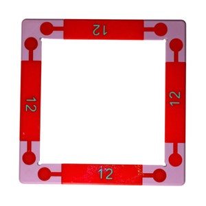 Puede incluir: Un marco de plástico rosa y rojo con el número "12" impreso en cada lado. El marco está diseñado para contener una imagen u otro objeto.