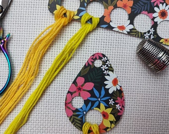 Set of 20 double-sided printed cardboard floss drops, teardrop shape with 2 holes for embroidery