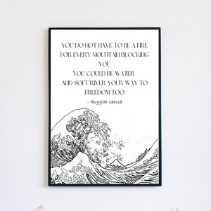 Peut inclure: Impression en noir et blanc d'une vague avec une montagne en arrière-plan. L'impression comporte une citation qui dit : "Vous n'avez pas besoin d'être un feu pour chaque montagne qui vous bloque. Vous pouvez être de l'eau et une rivière douce qui vous mène à la liberté." - Nazzirah wuheed