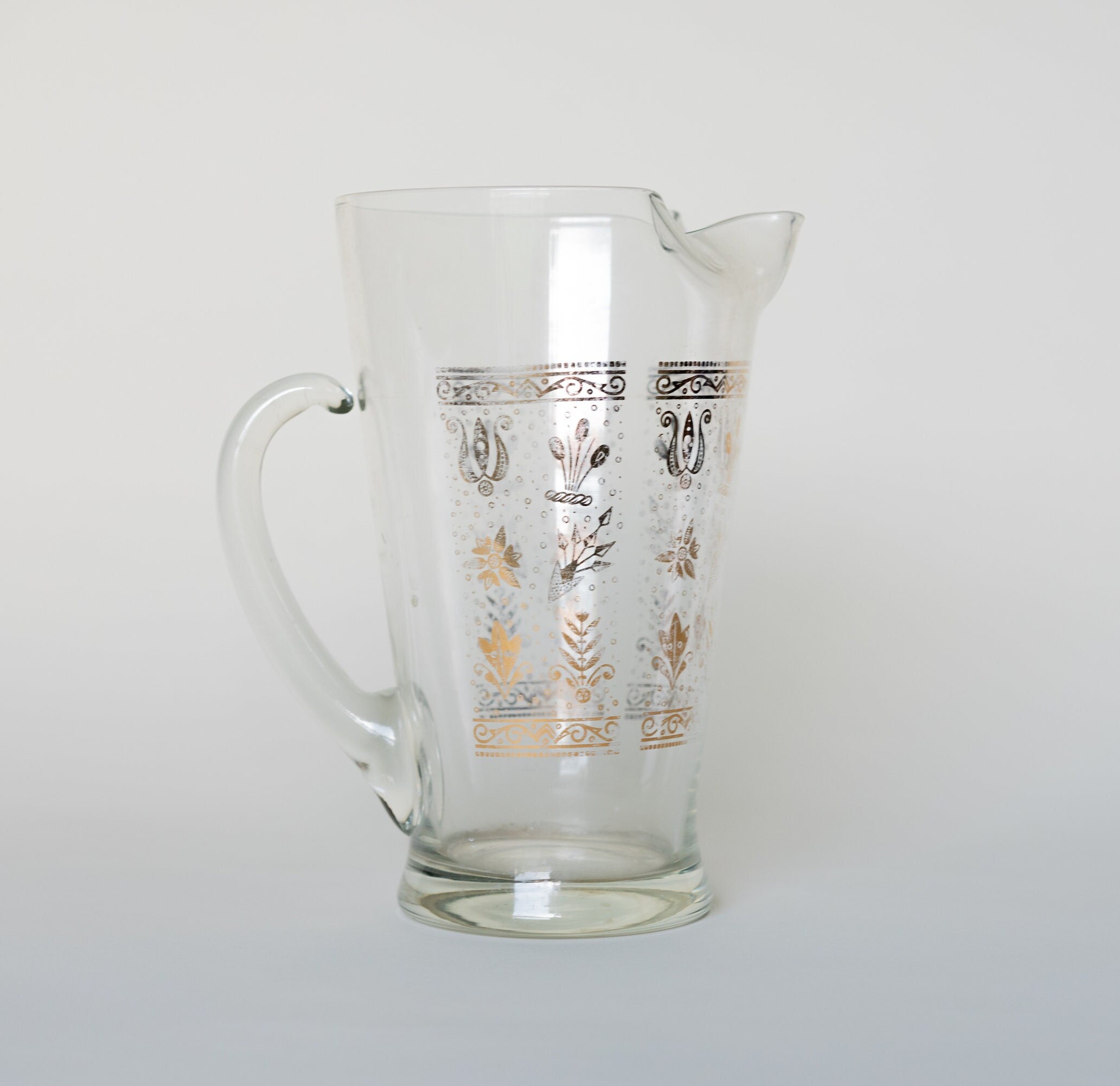 40 oz Vintage Pitcher Embossed Sunflower Design Pressed Clear Glass Pitcher  Made of Lead-free Borosilicate Glass Perfect for Serving Lemonade or Your